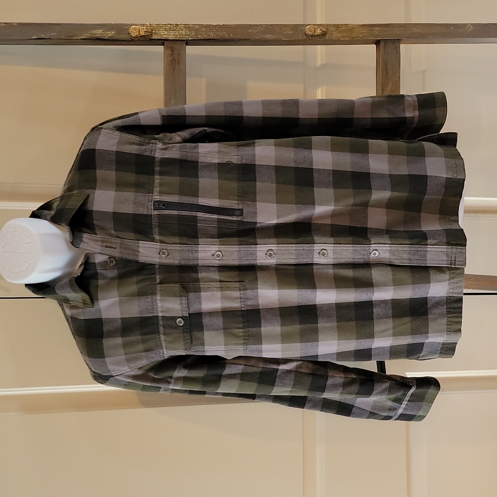 Wrangler, mens size small, olive green plaid
